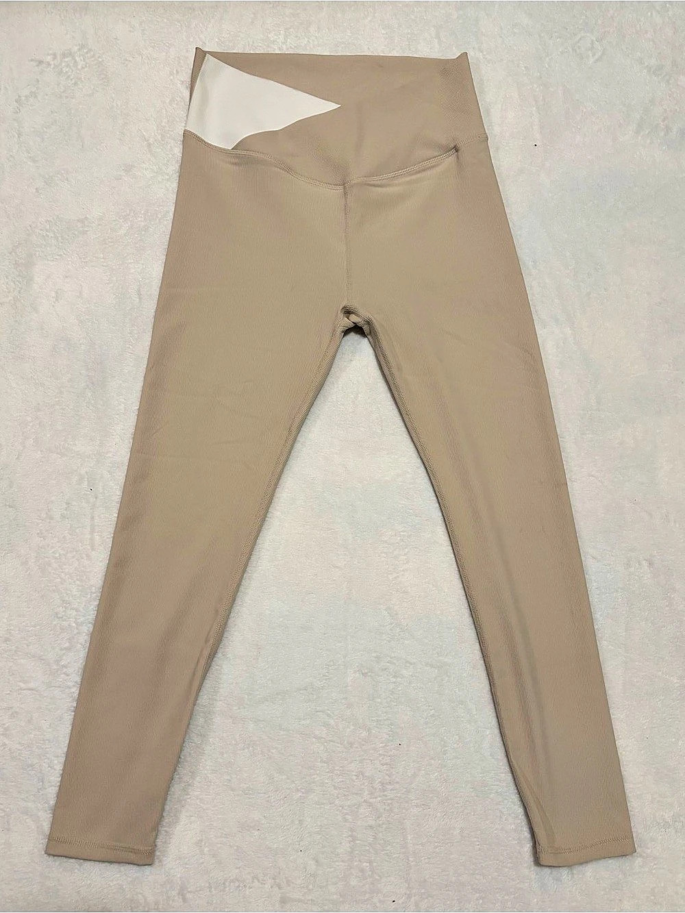 Wilo The Label Crossover Waistband Activewear Leggings Beige/Tan L (NWOT)